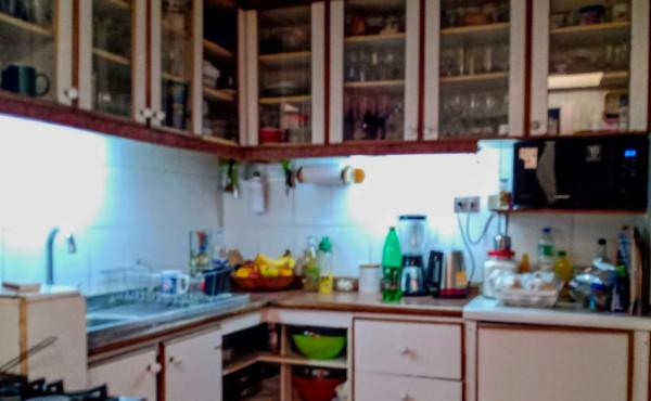 cocina con muebles empotrados y campana