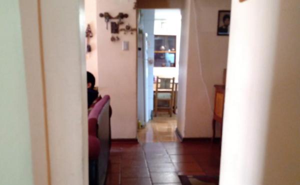pasillo con acceso a escalera para segundo piso, baño de visita, y dormitorio principal