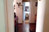 pasillo con acceso a escalera para segundo piso, baño de visita, y dormitorio principal