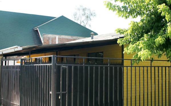 Casa esquina con excelente orientación y ubicación dentro de apacible barrio