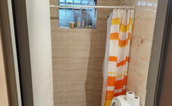 • baño de servicio, con ducha, agua caliente y fría, cubierta de cerámica.