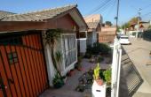 • Hermoso antejardín con reja estructura de fierro puntas de seguridad, puerta y portón de acceso base riel.
